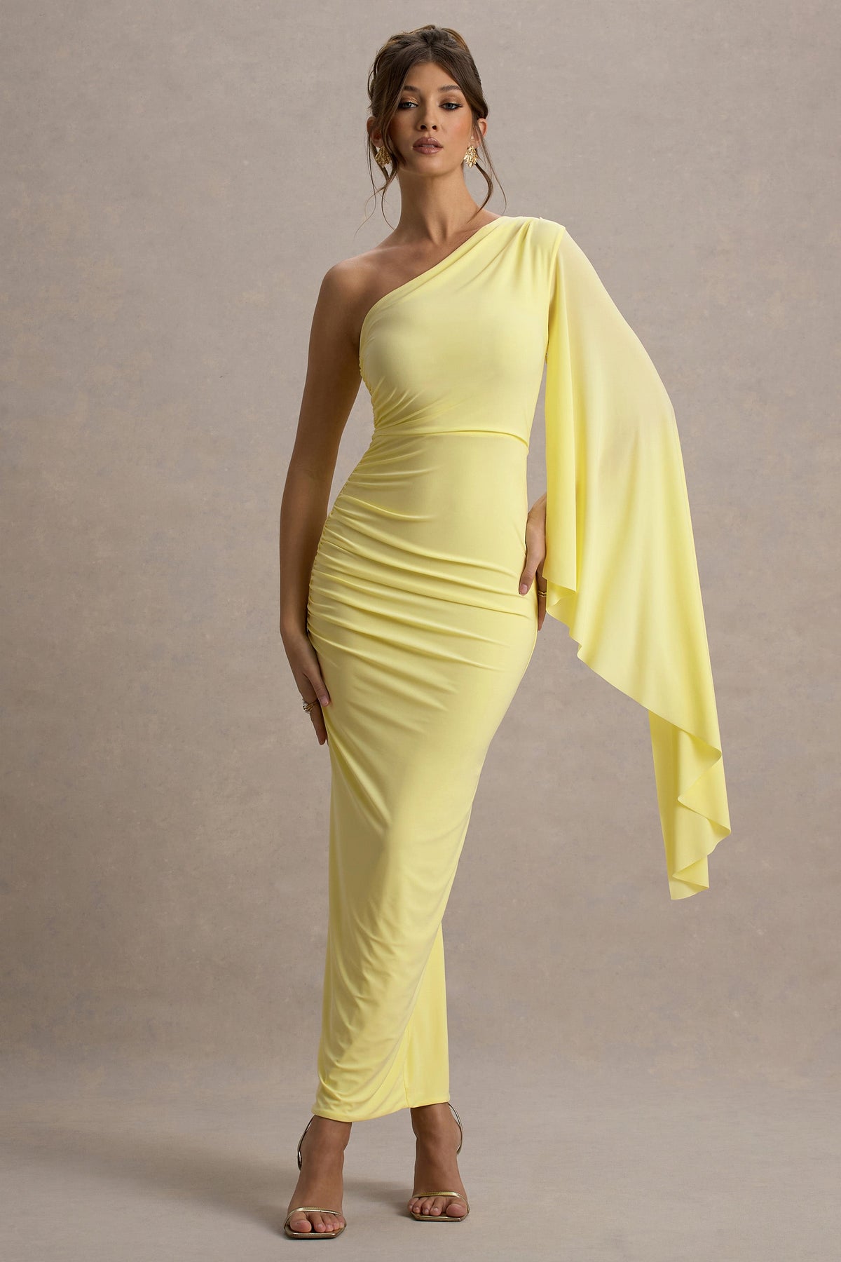 Clementina | Zitronenfarbiges Maxikleid mit asymmetrischen Cape-Ärmeln