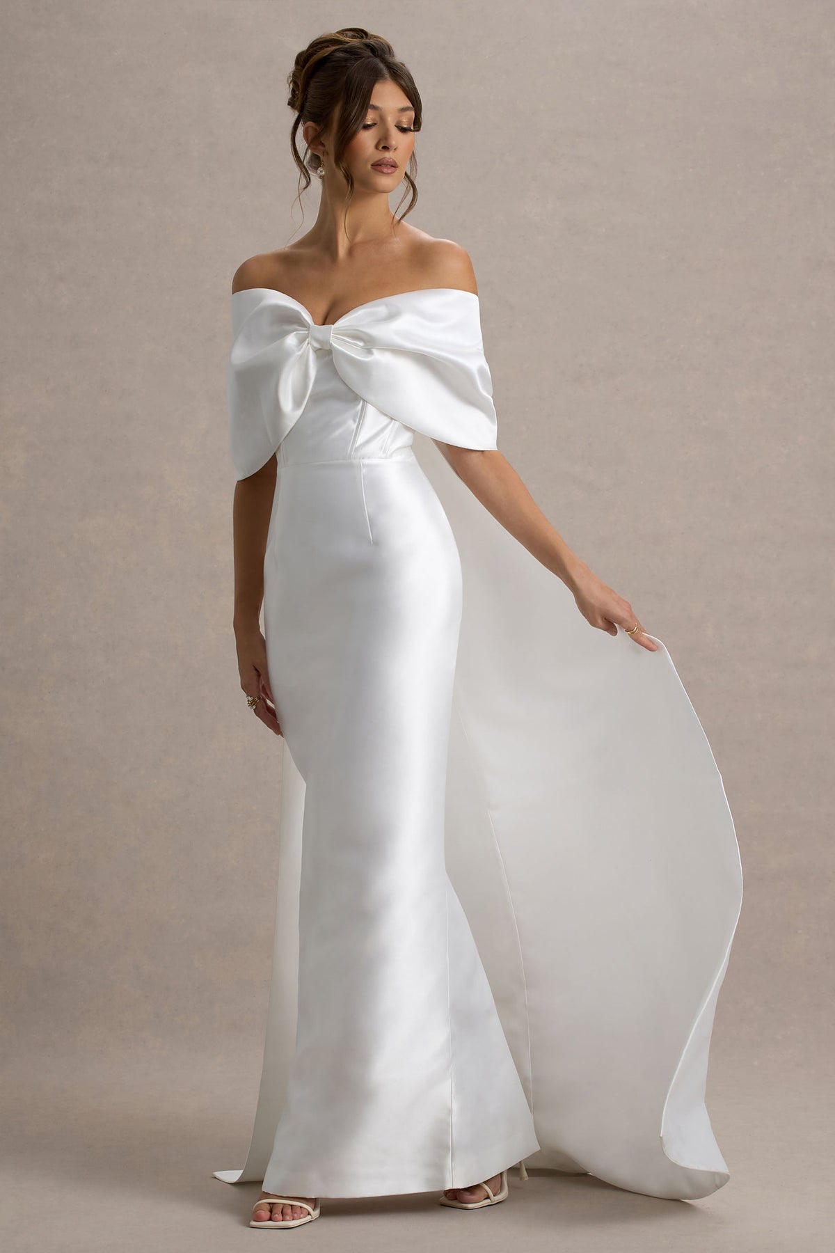 Wanting More | Elfenbeinfarbenes Satin-Maxikleid mit großer Schleife