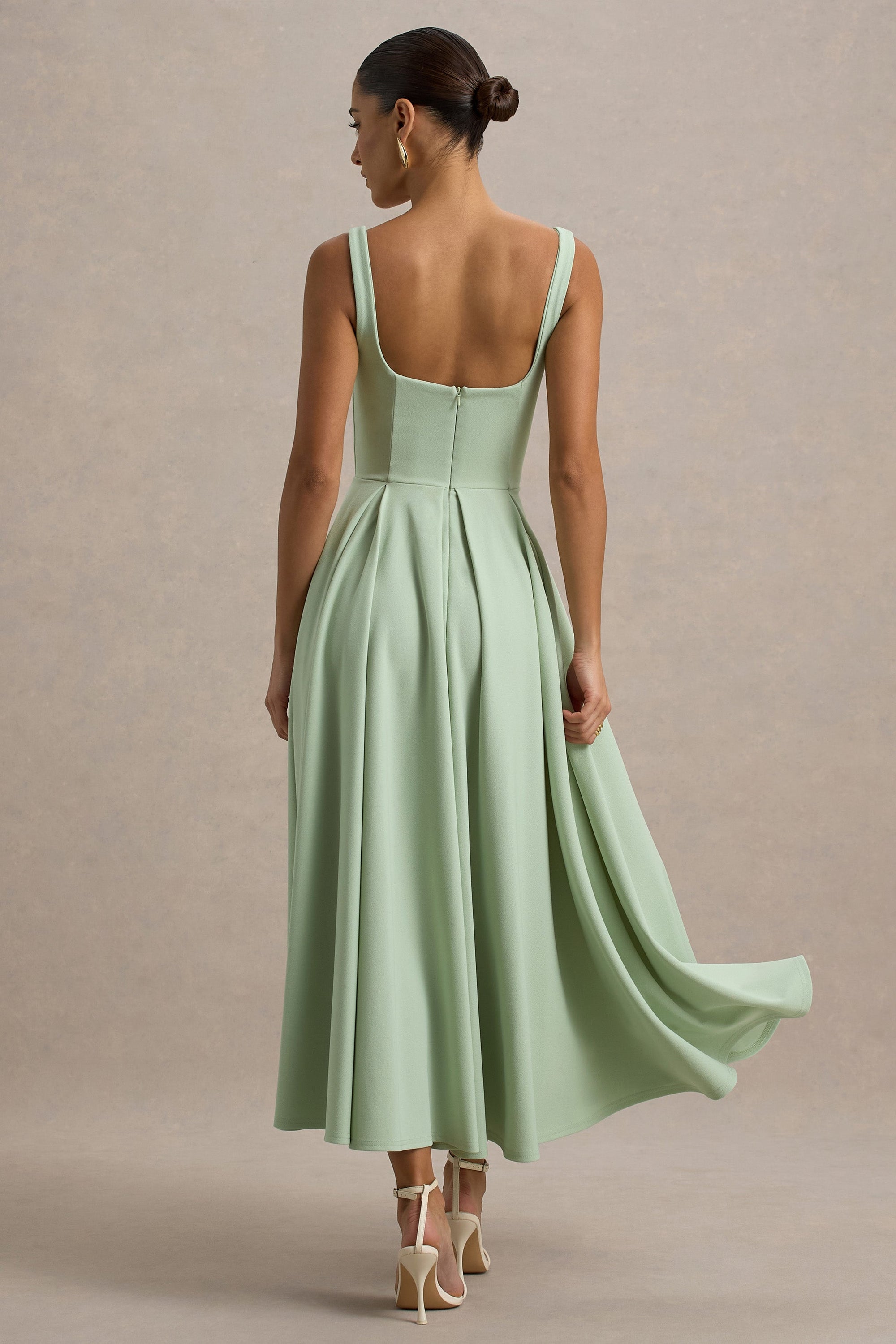 Parina | Hellgrünes Midikleid mit Trägern und Volantsaum
