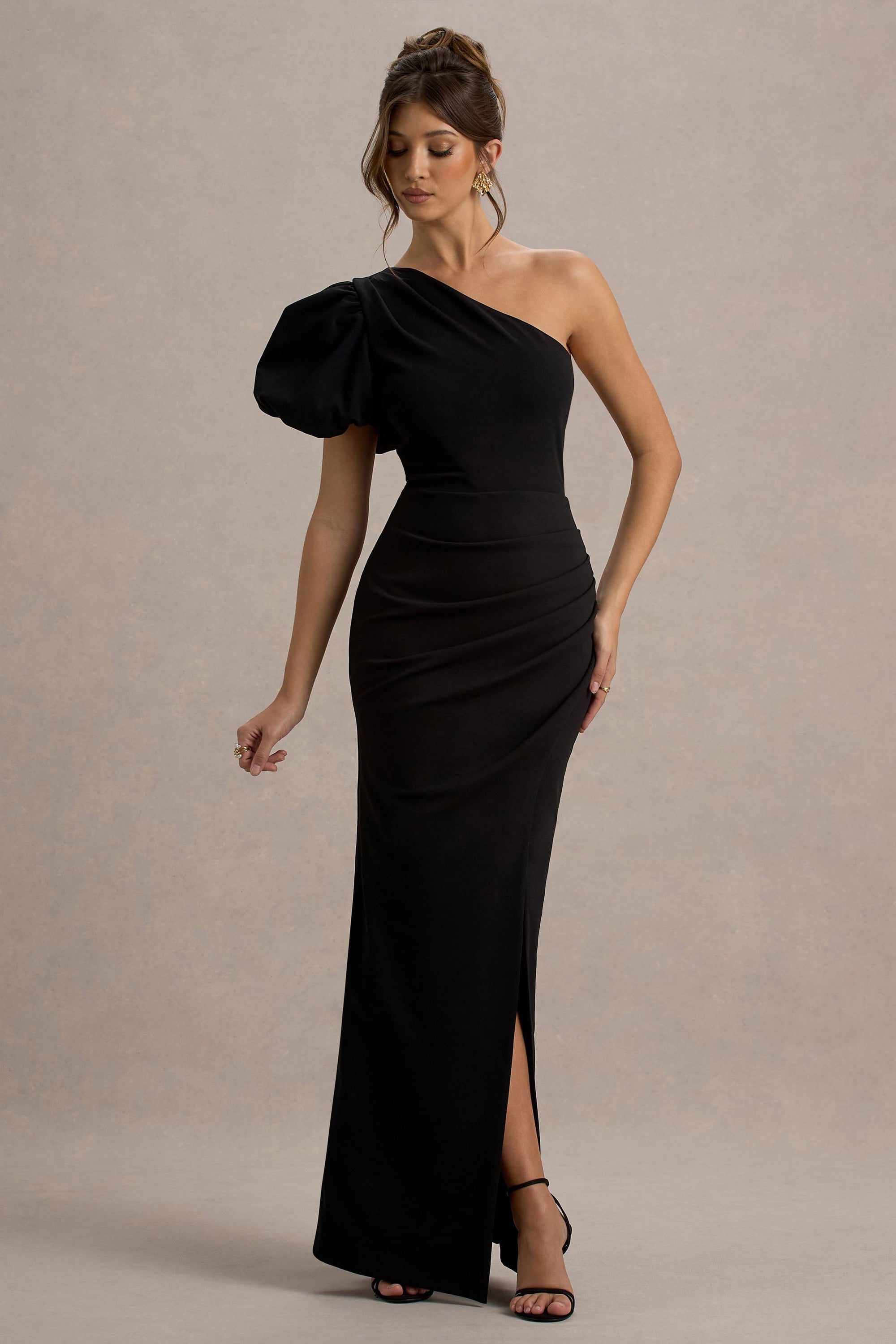 Vittoria | Schwarzes asymmetrisches Maxi-Kleid mit Puffärmeln und Schlitz
