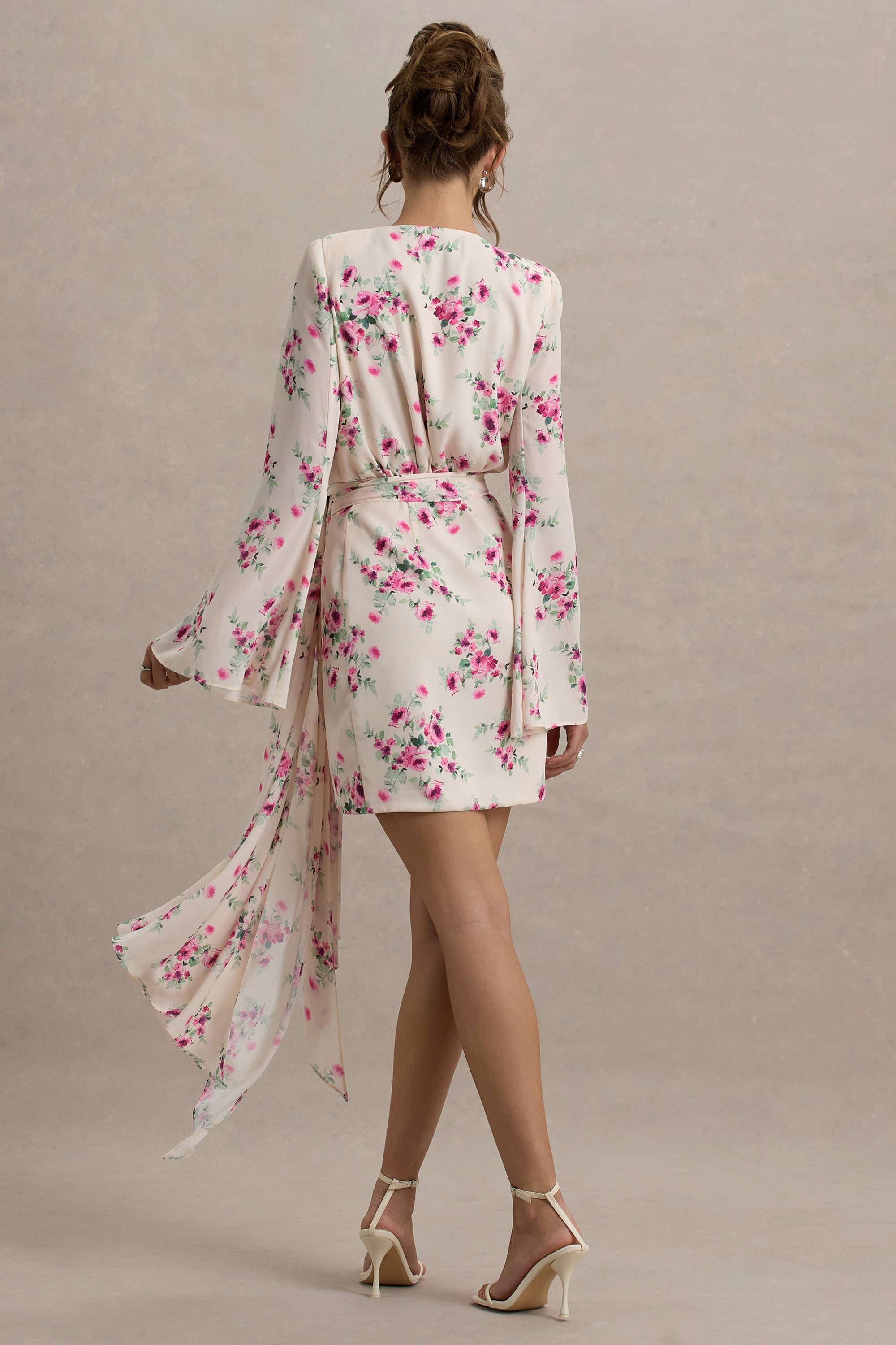 Goldie | Cremefarbenes Wickel-Minikleid aus Chiffon mit Blumenmuster und langen Ärmeln.
