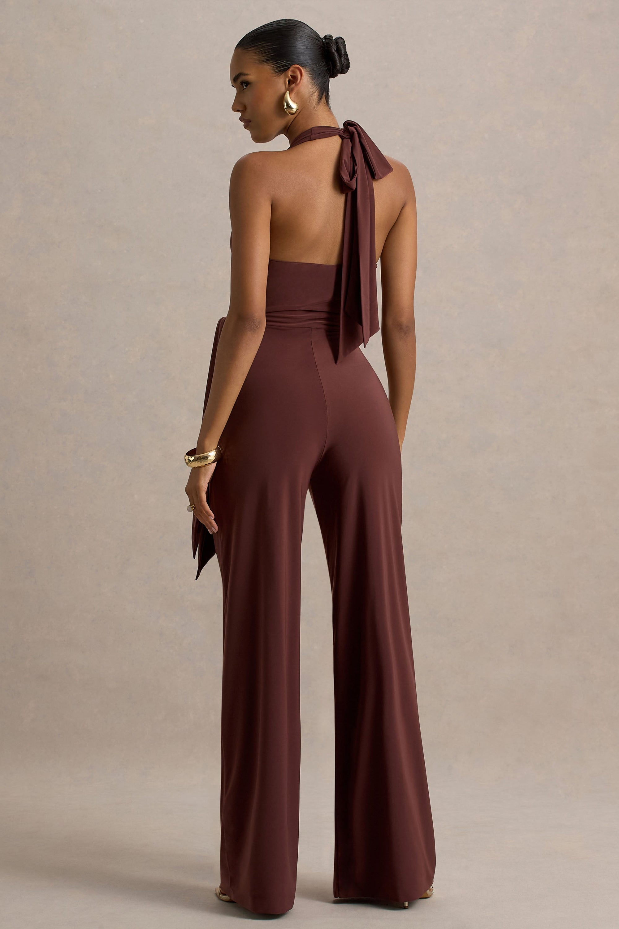 Marlais | Schokoladefarbener Jumpsuit mit tiefem Ausschnitt und Taillenband