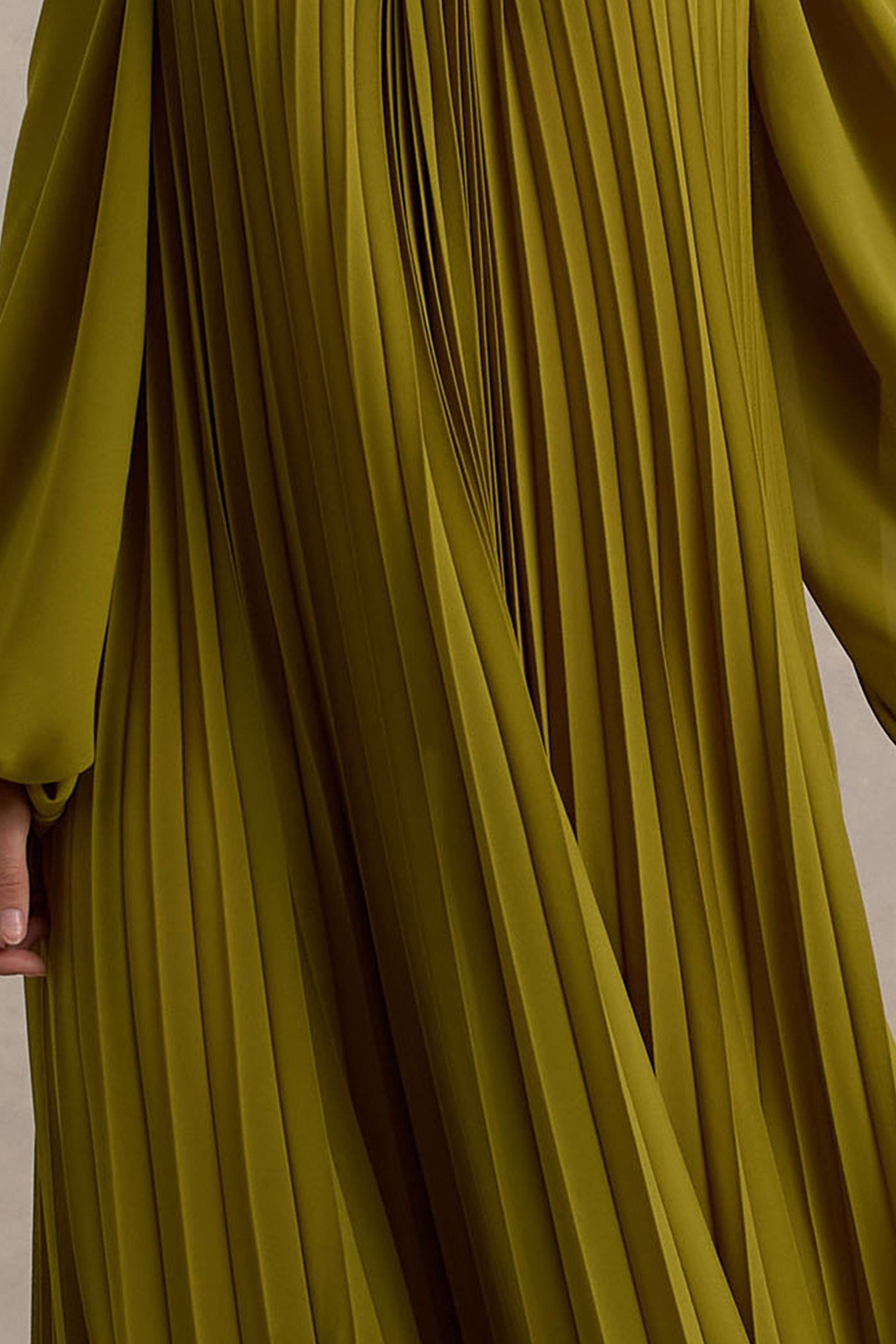 Reyna | Olivgrünes, plissiertes Chiffon-Maxikleid mit schulterfreiem Design