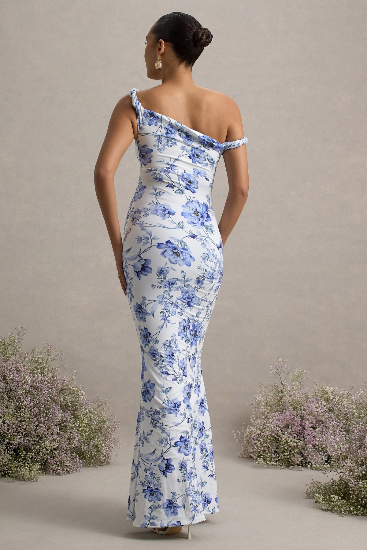 Lita | Blaues Maxikleid mit Blumenmuster, gedrehtem asymmetrischem Design und Umstandsschnitt