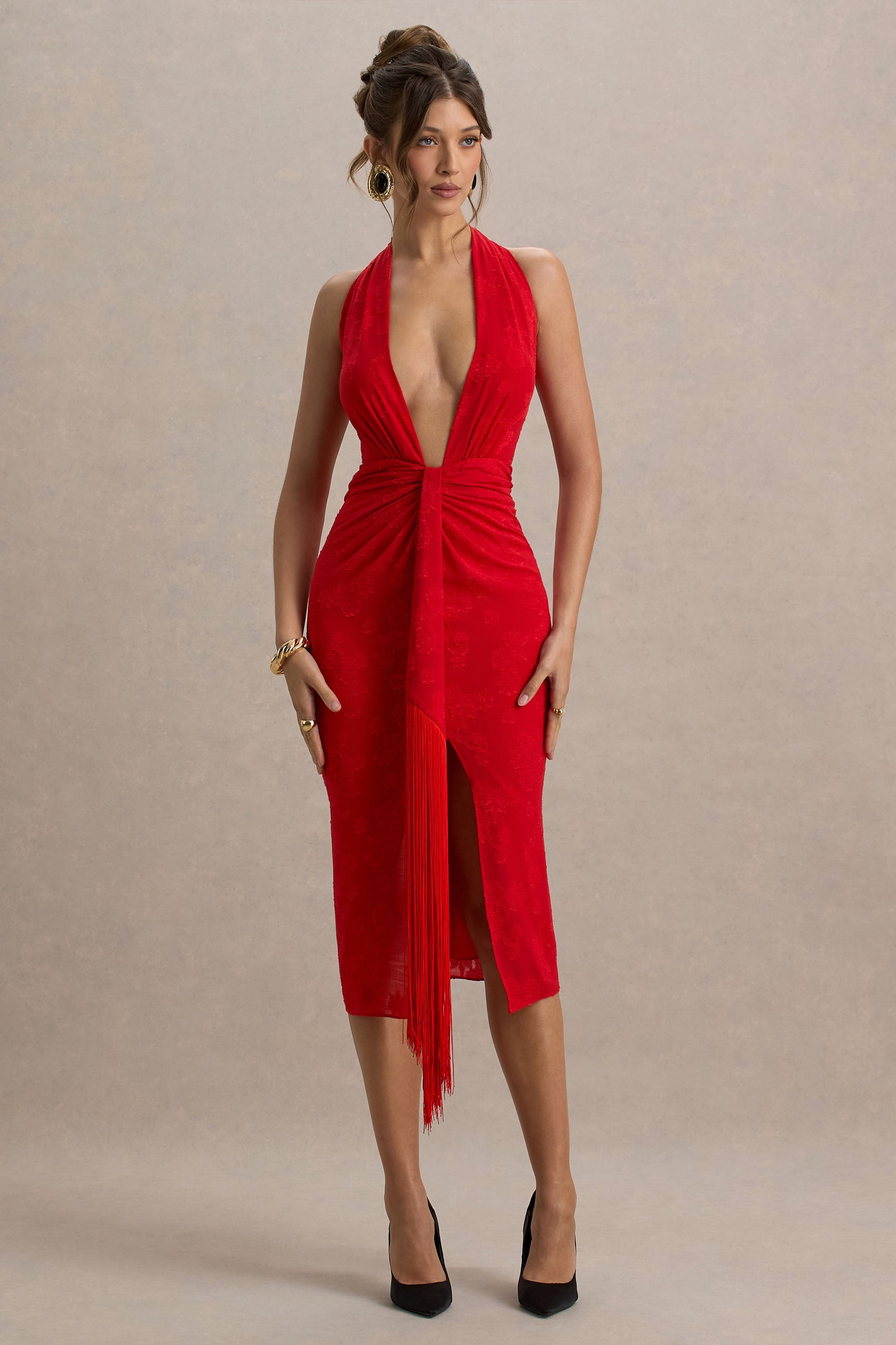 Auria | Rotes Satin-Midiikleid mit tiefem Ausschnitt und Fransen-Details.