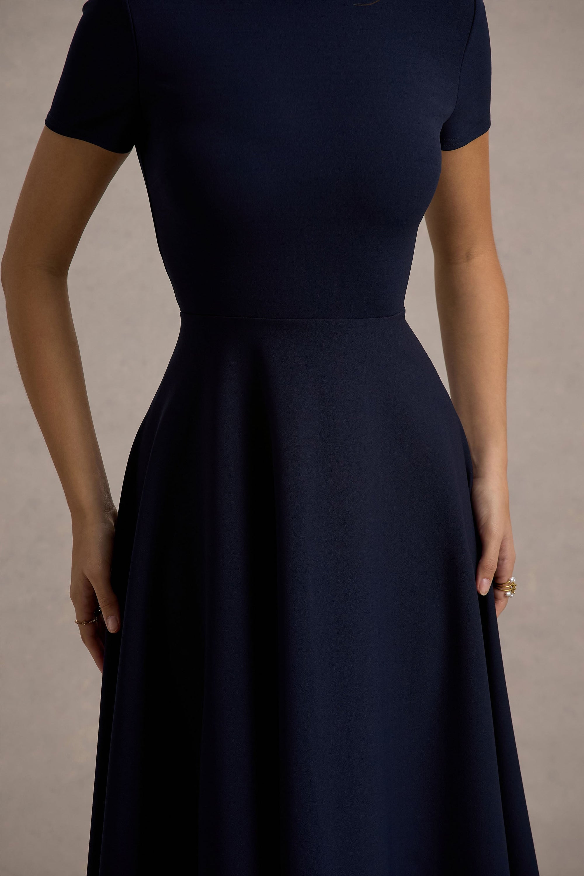 Bellona | Marineblaues Midikleid mit hohem Ausschnitt und High-Low-Saum