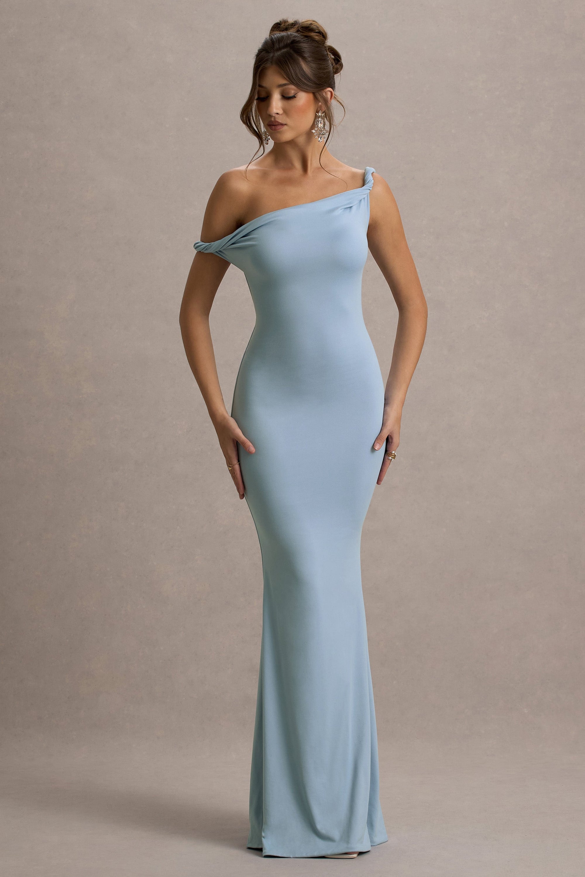 Lita | Puderblaues, gedrehtes asymmetrisches Maxikleid