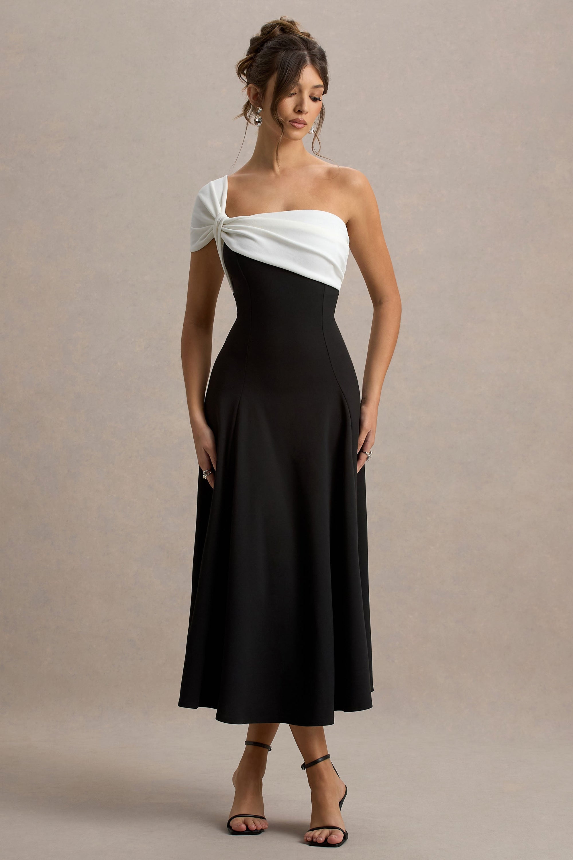 Malta | Schwarz-weißes Midikleid mit einer Schulter