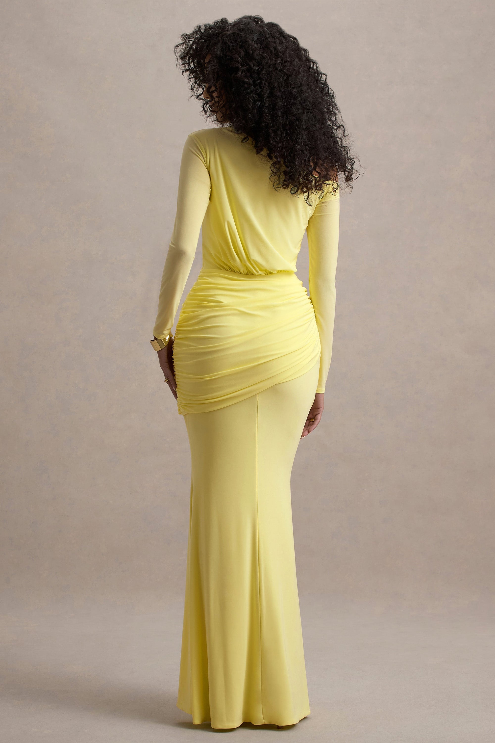 Deanna | Zitronengelbes asymmetrisches Maxikleid mit langen Ärmeln und Raffungen