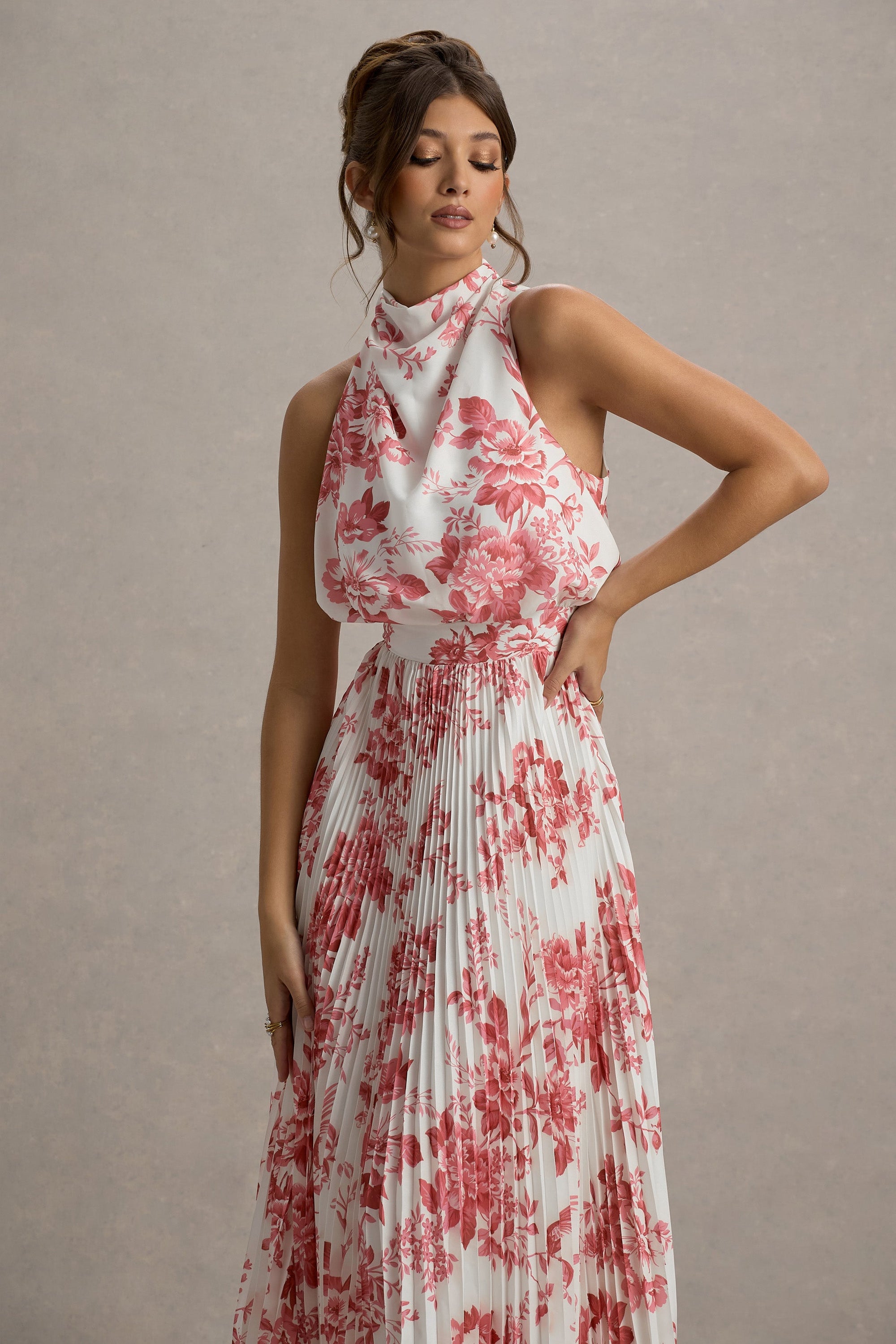 Nila | Rosa Midikleid mit Porzellanprint, Wasserfallausschnitt und plissiertem Rock
