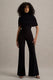 Isoline | Schwarzer Twist-Cape-Jumpsuit mit ausgestelltem Bein