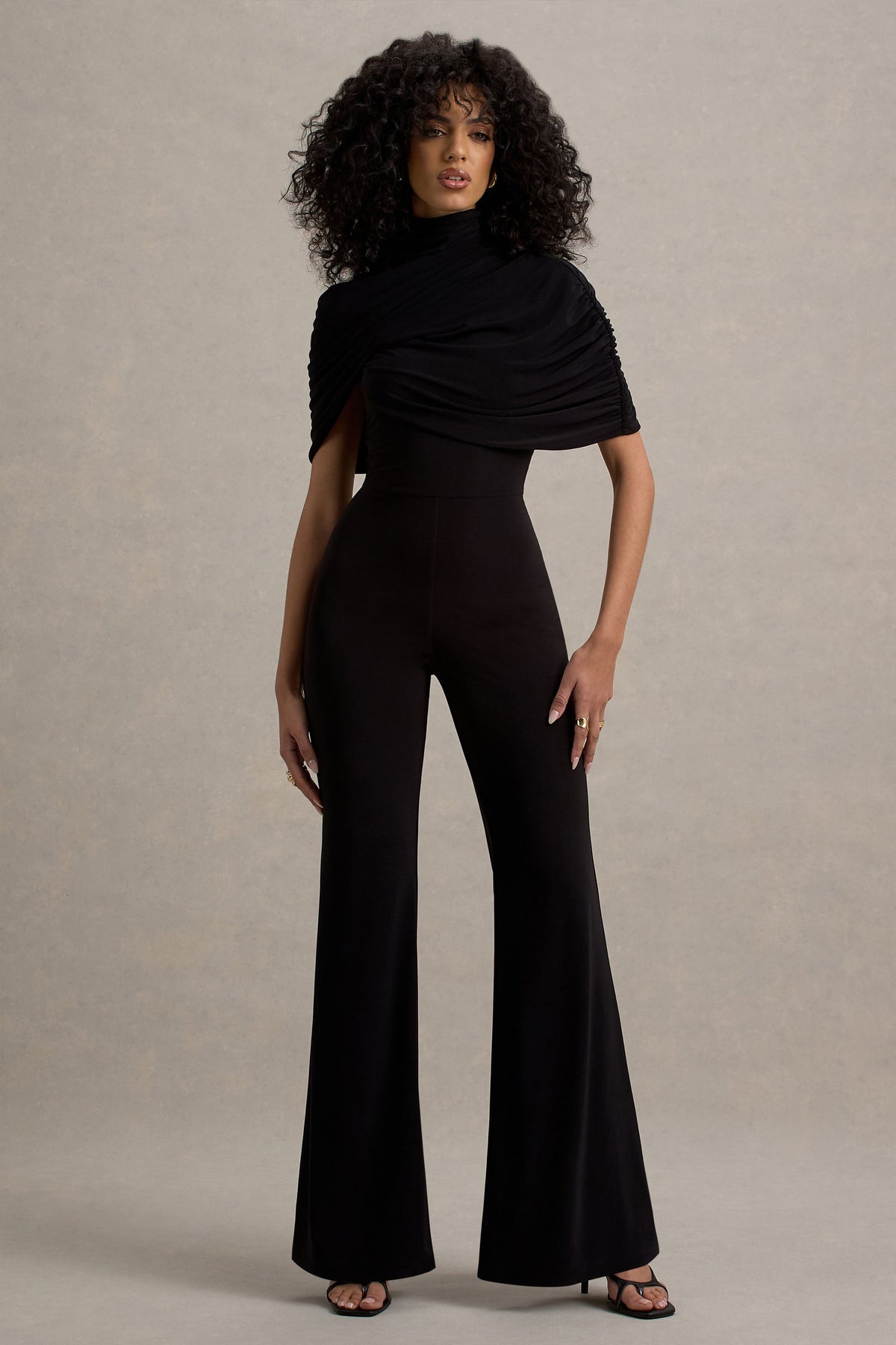 Isoline | Schwarzer Twist-Cape-Jumpsuit mit ausgestelltem Bein