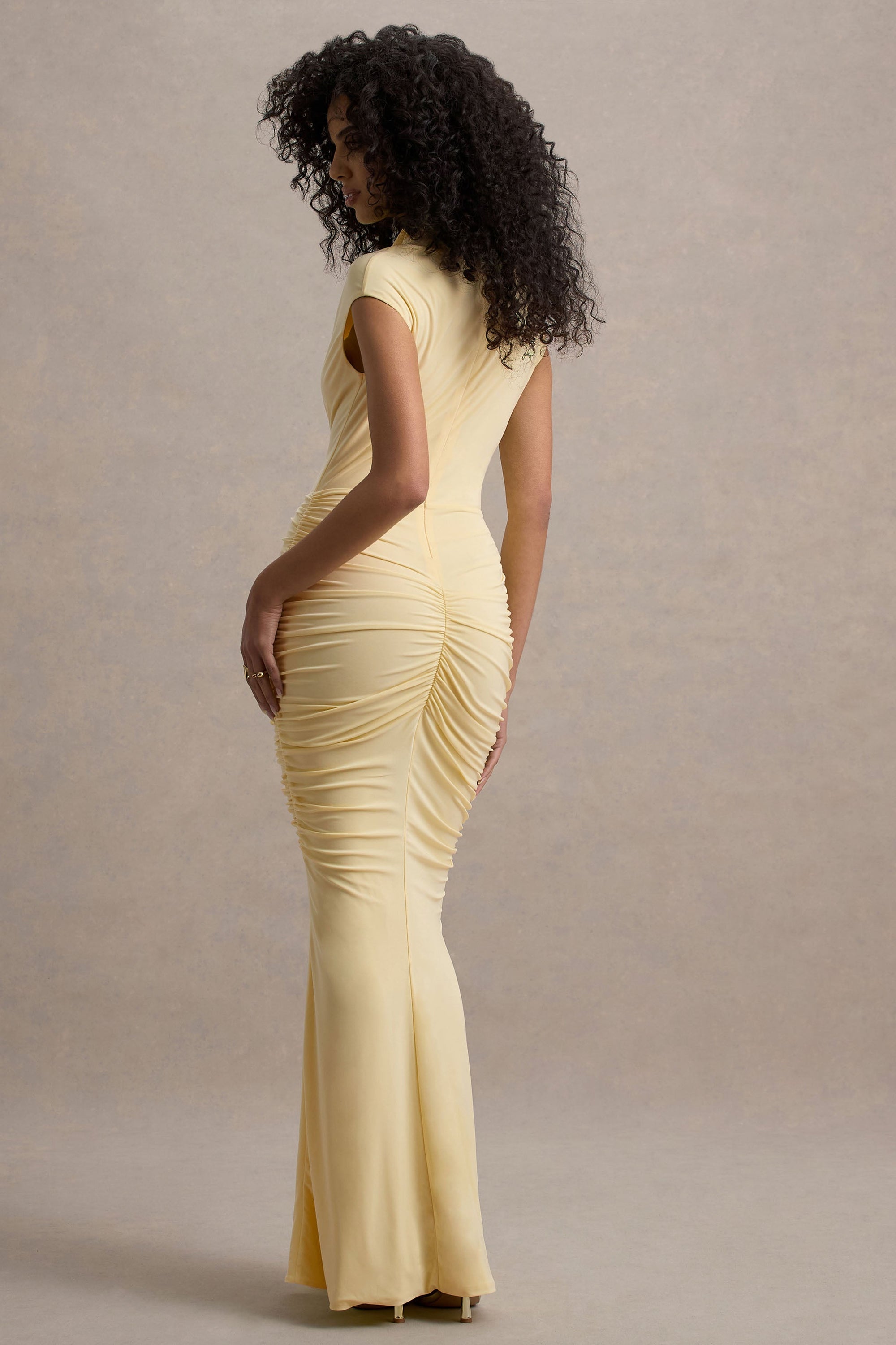 Lorenza | Zitronengelbes Maxikleid mit hohem Kragen, Raffung und drapiertem Rock