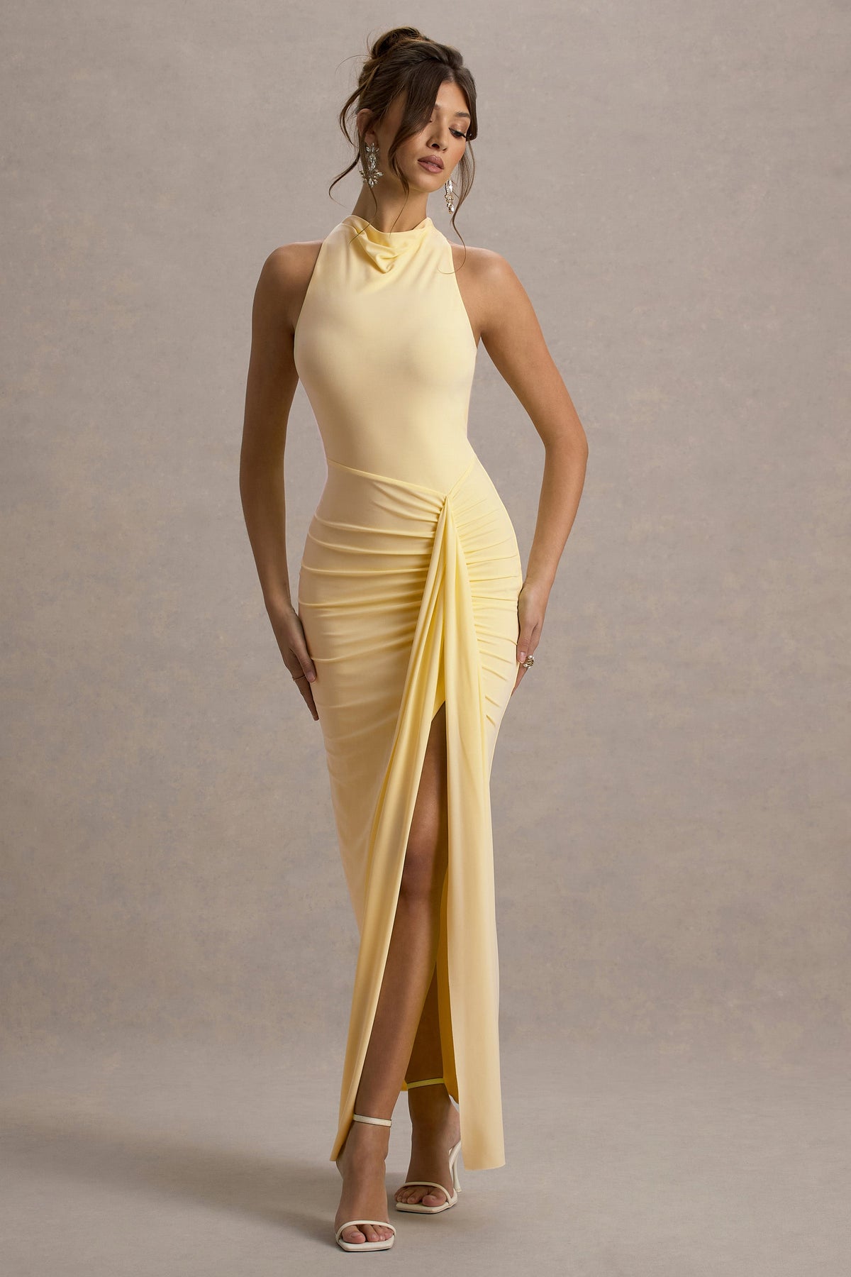 Sunflower | Blassgelbes Maxikleid mit Raffung, hohem Kragen und Schlitz.