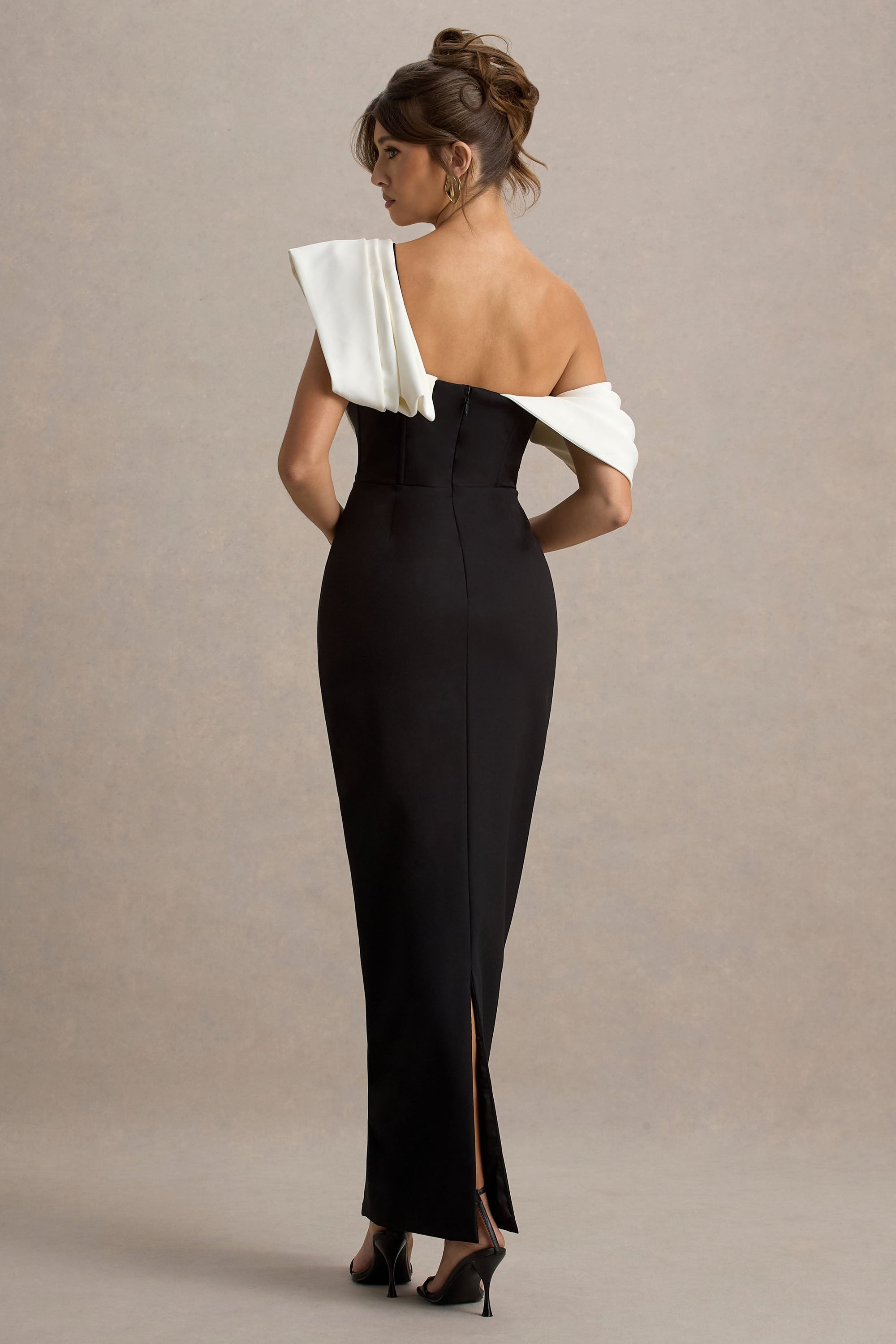 Angelina | Schwarz-Weißes Maxikleid mit drapierter Schulter